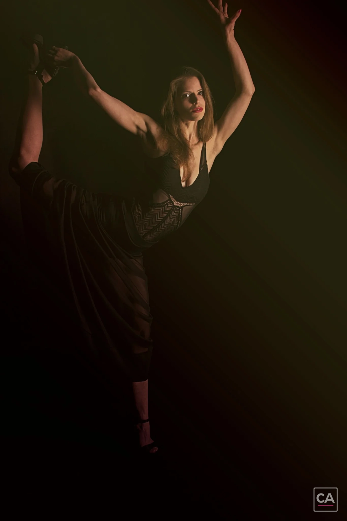 Pose mit fließendem dunklem Stoff