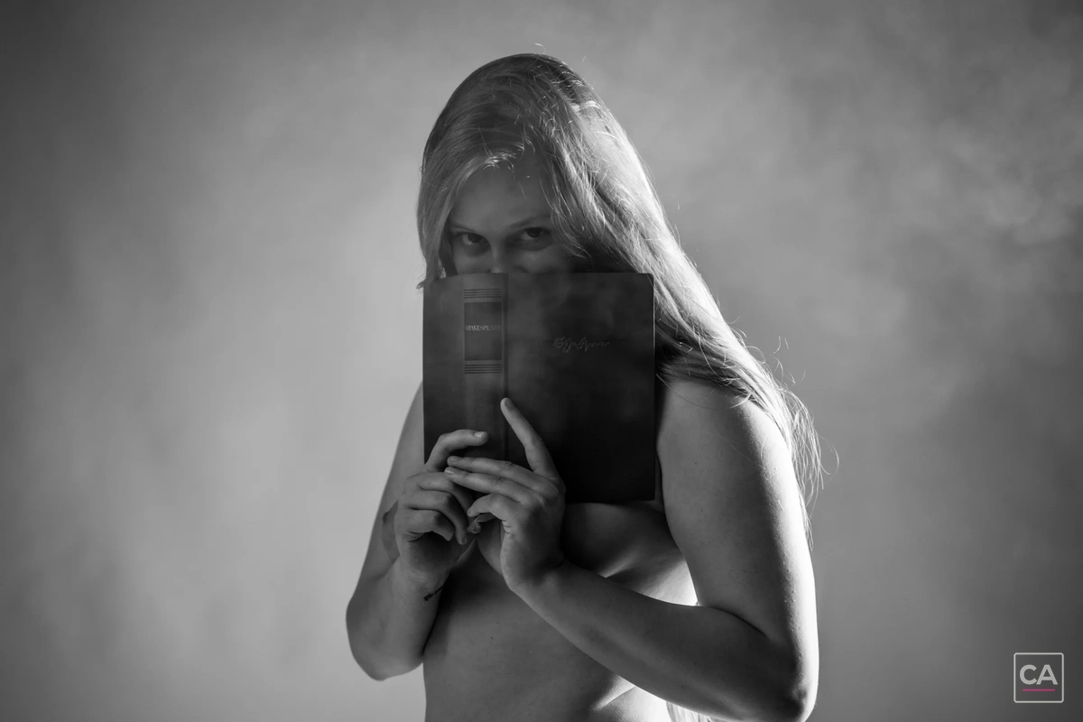 Schwarzweißportrait im Gegenlicht