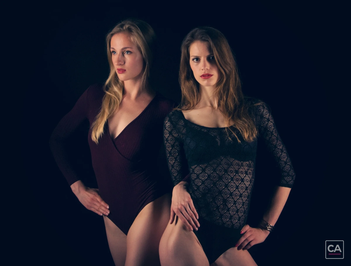 Zwei Models im Studio