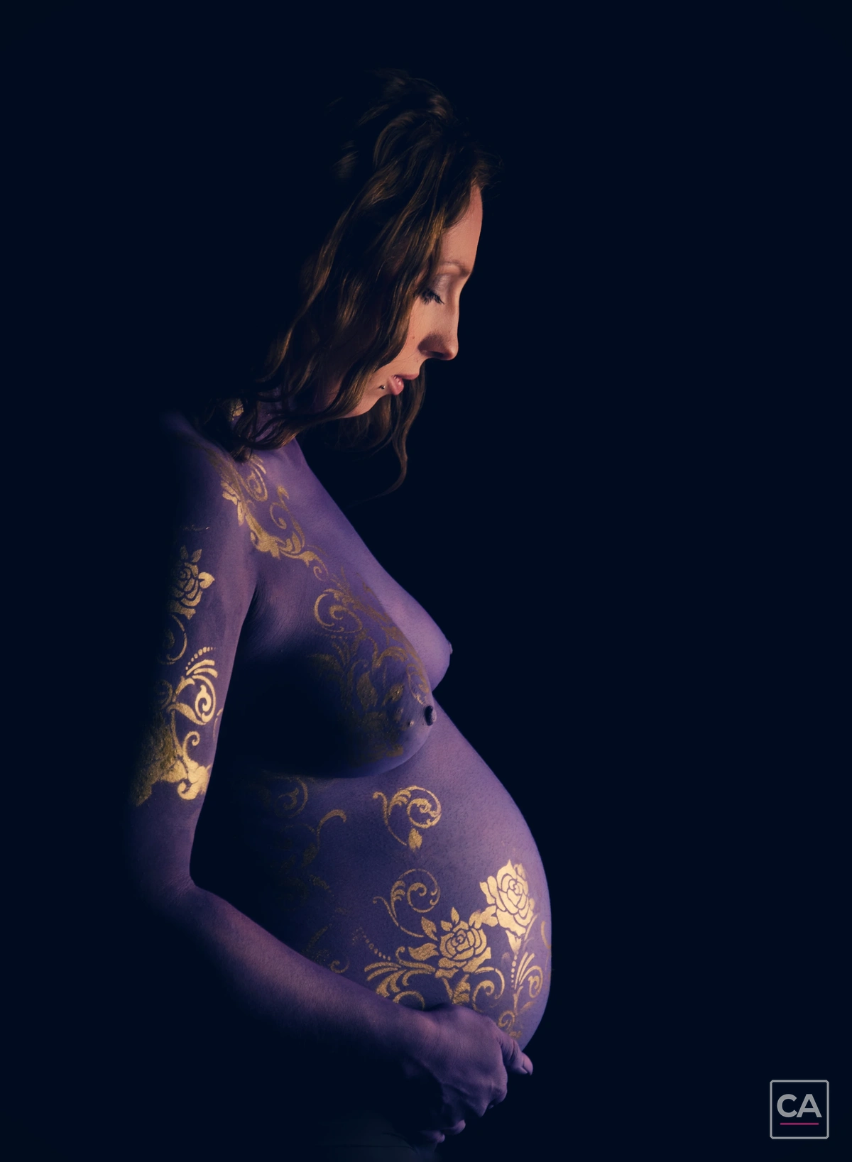 Babybauch mit floralem Bodypainting