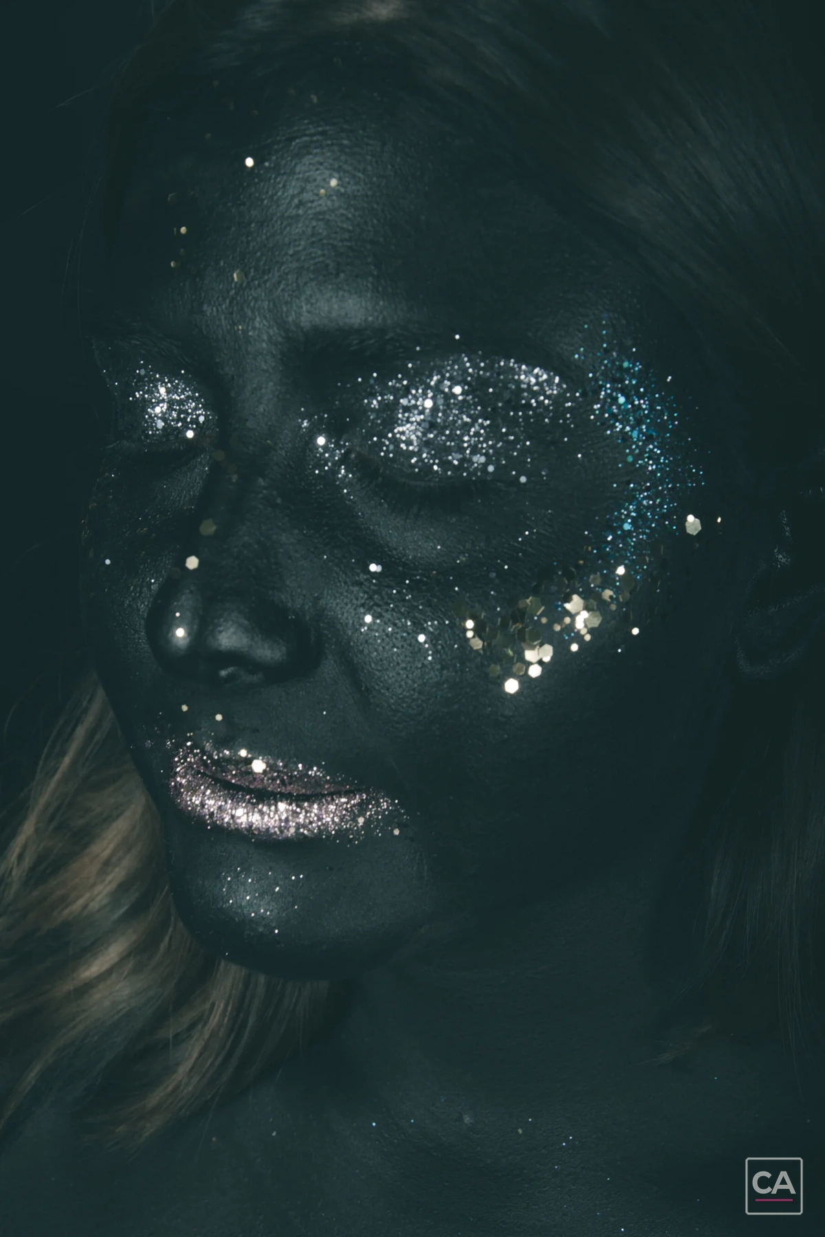 Bodypainting-Portrait mit schimmernder Farbe