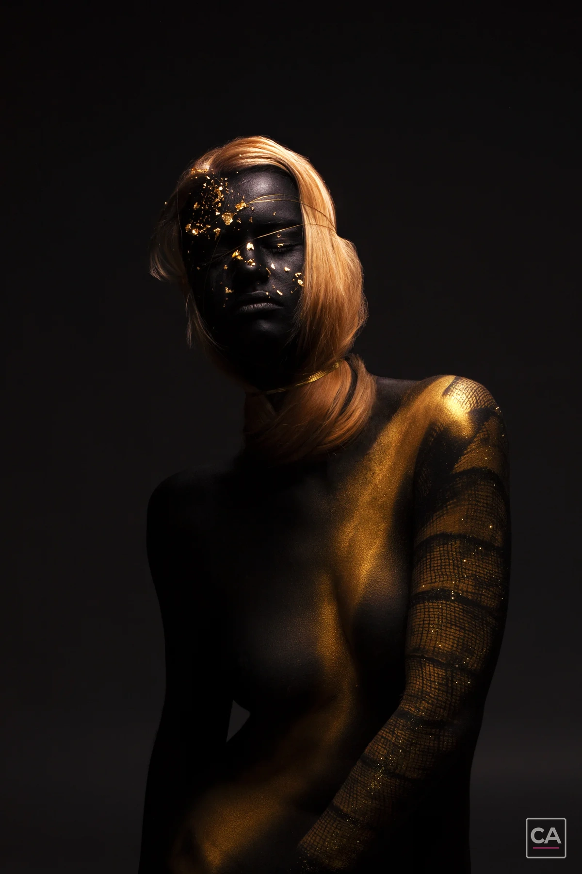 Bodypainting in Schwarz und Gold