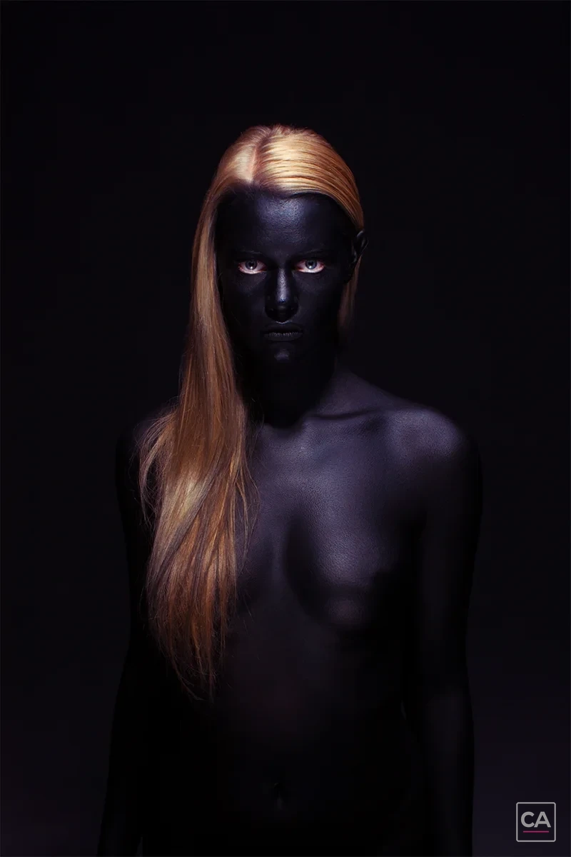 Dunkles Bodypainting im Studio