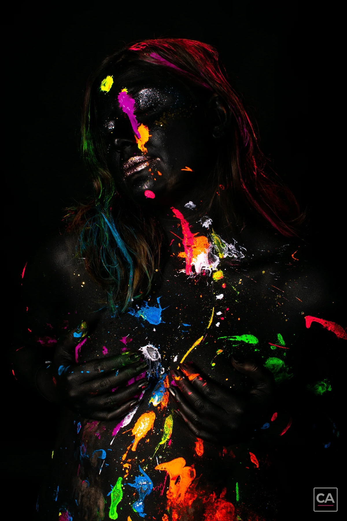 Mehrfarbiges UV-Bodypainting