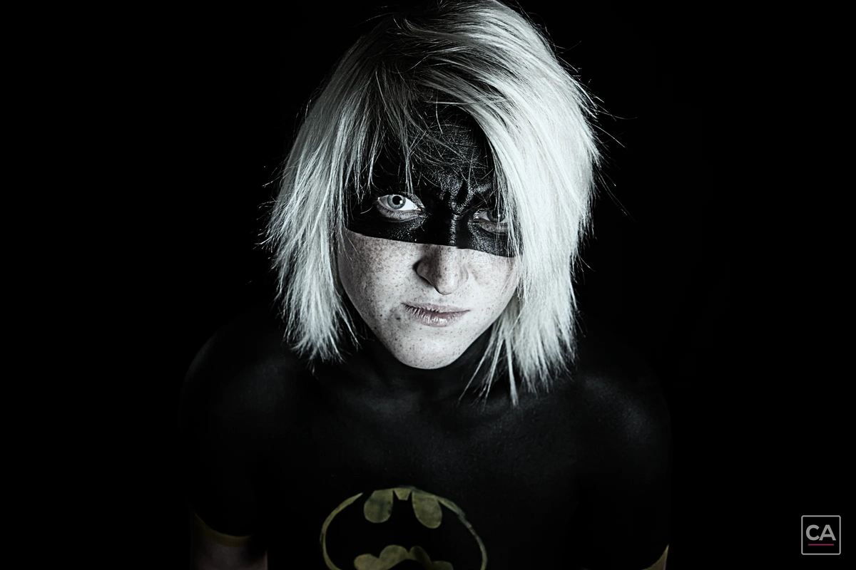 Portrait mit schwarzer Augenmaske