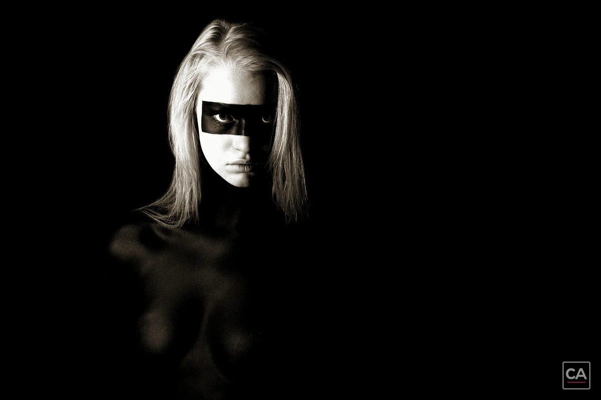 Schwarzweißportrait mit grafischer Augenmaske