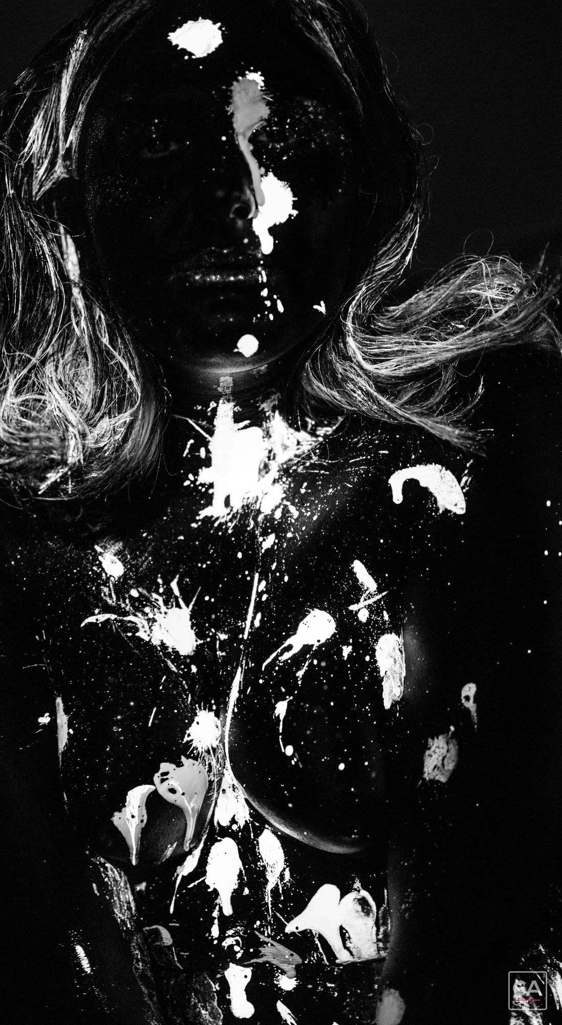 Schwarzweißportrait mit metallischem Bodypainting