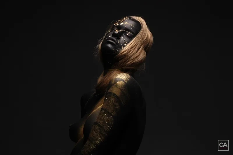 Seitliches Portrait mit schwarzem Bodypainting