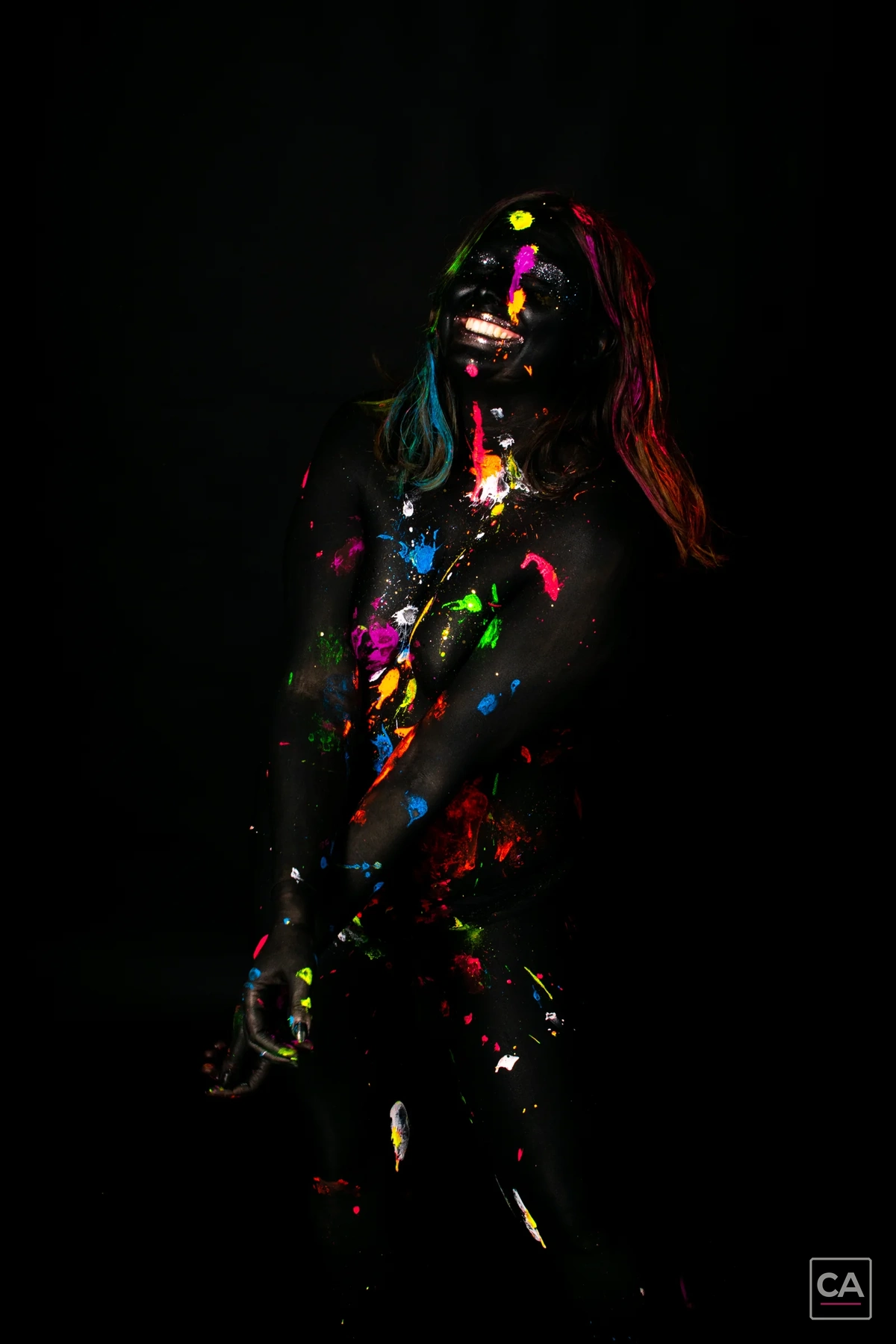UV-Bodypainting mit leuchtenden Farbakzenten
