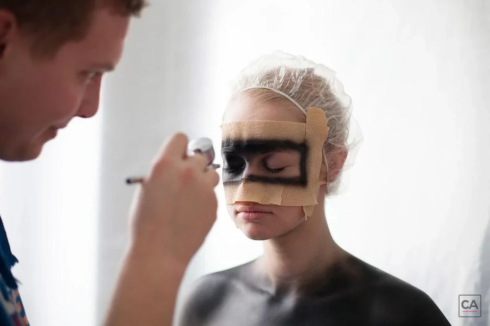 Bodypainting-Augenmaske während der Vorbereitung