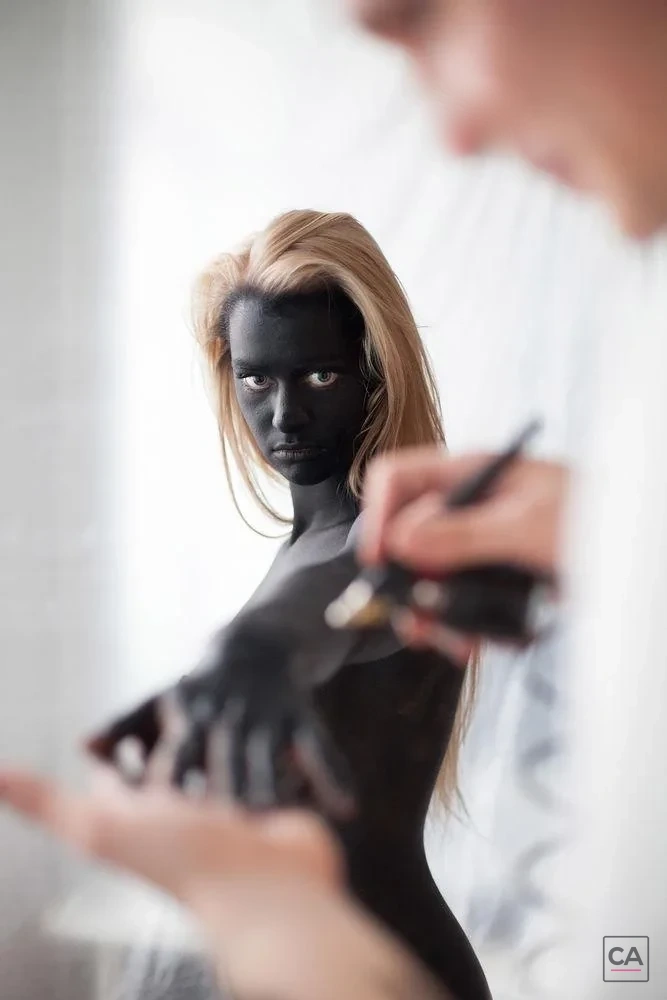 Bodypainting mit Pinsel am Set