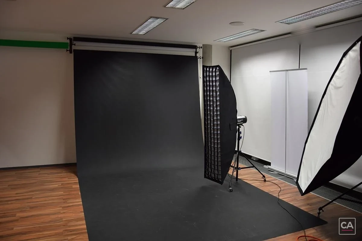 Lichtaufbau und Hintergrund im Fotostudio