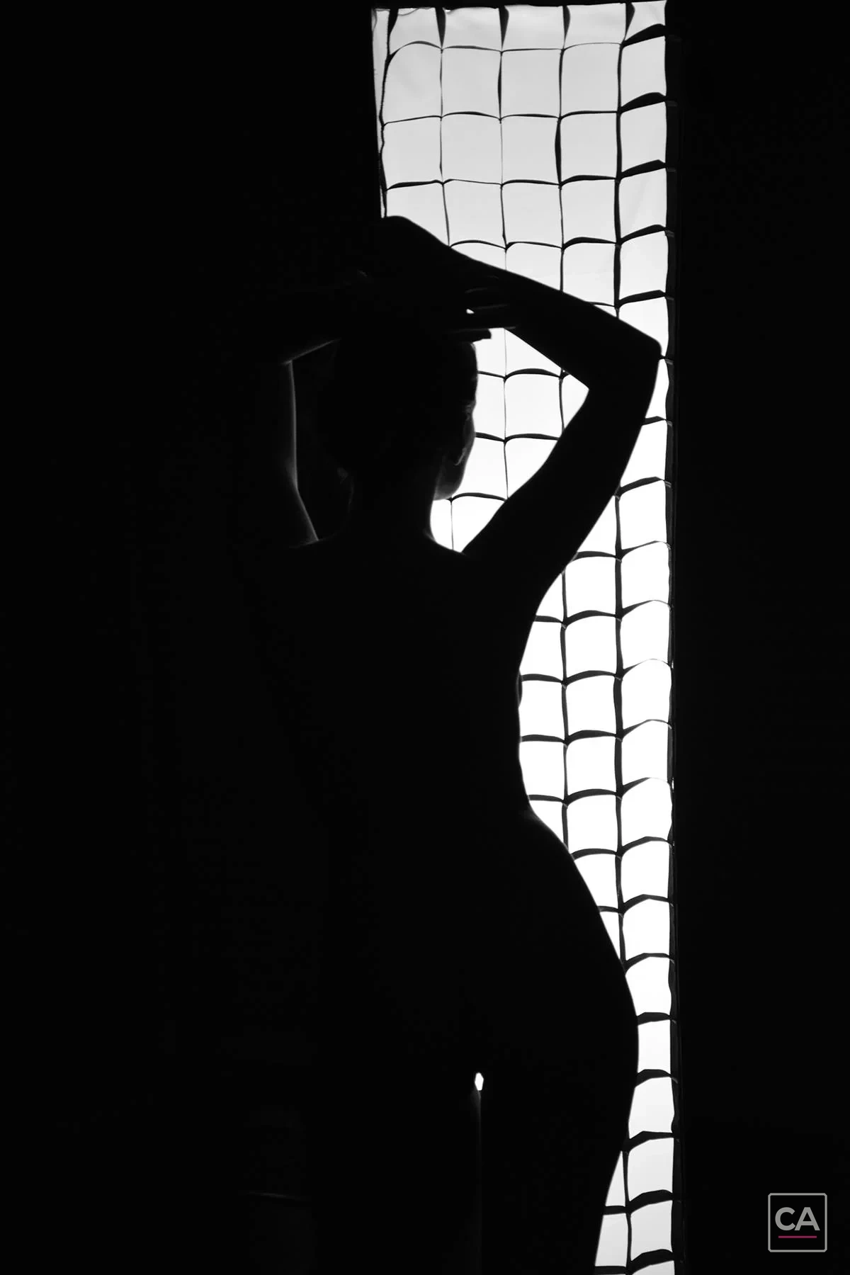 Silhouette vor einer Lichtquelle am Set