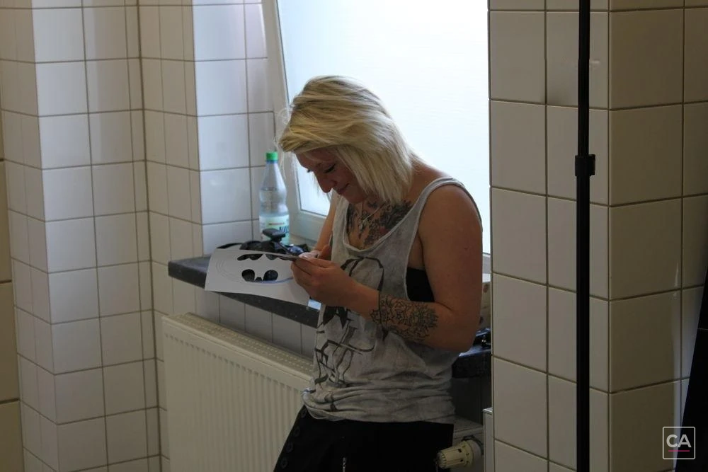 Vorbereitung am Schminktisch während eines Shootings