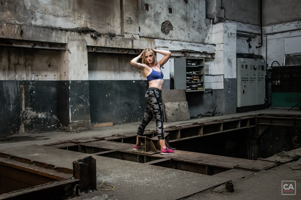 Model auf einer Plattform in einer Industriehalle
