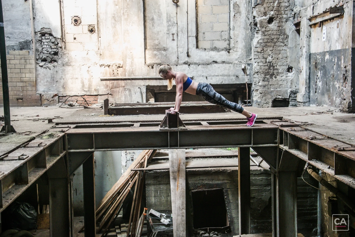Model über einem Schacht in einer Industriehalle