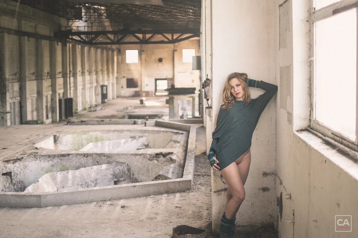 Portrait in dunkler Bluse am Hallenfenster