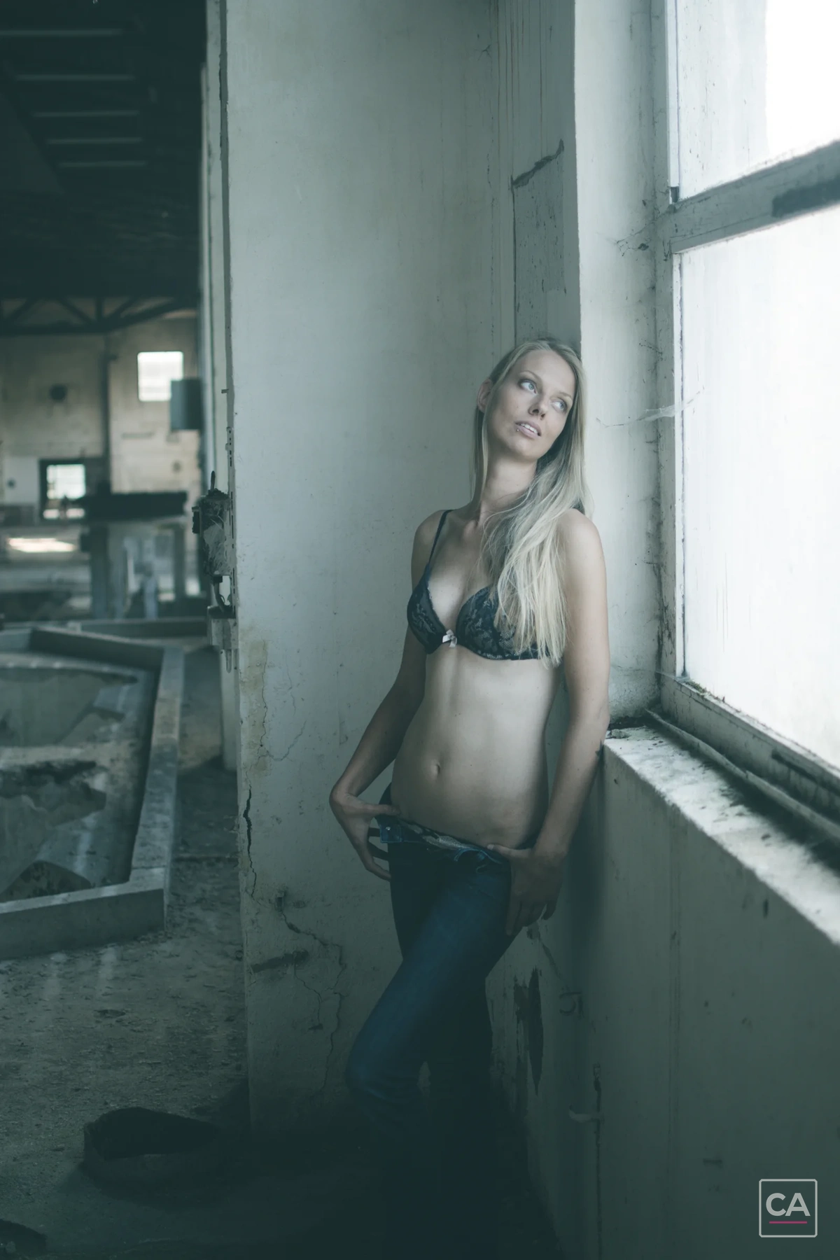 Portrait am Fenster einer Industriehalle