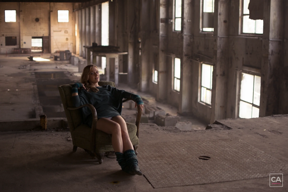 Portrait im Sessel einer Industriehalle