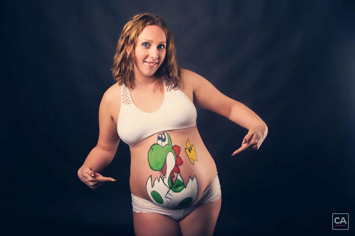 Babybauch mit farbigem Figurenmotiv
