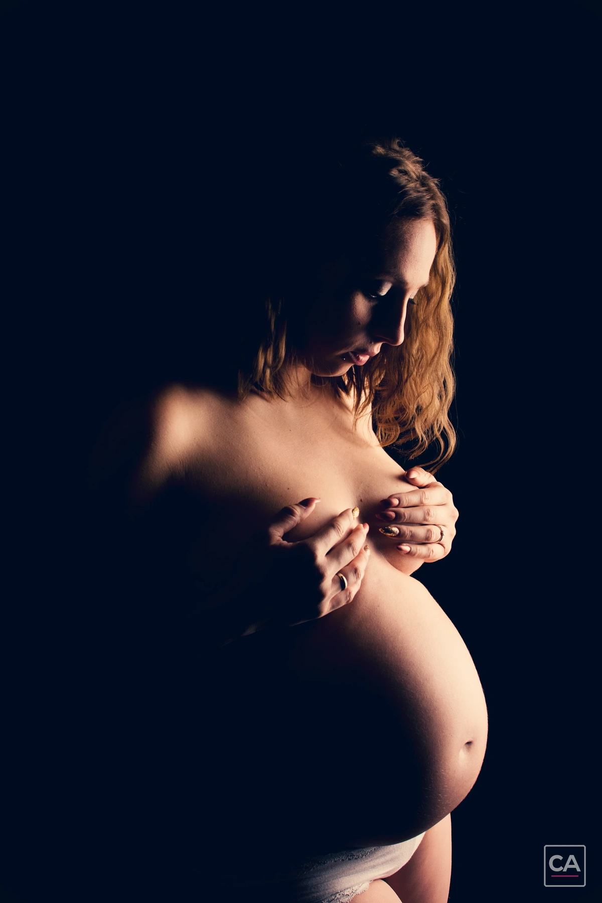 Babybauch im seitlichen Studiolicht