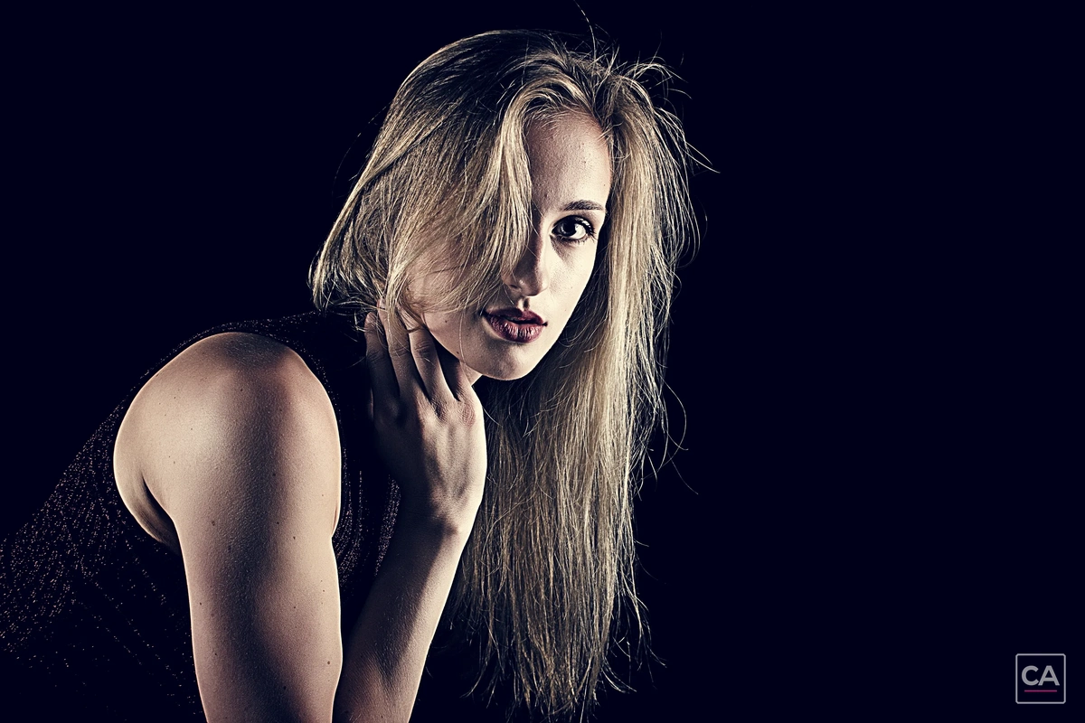 Portrait im dunklen Studio
