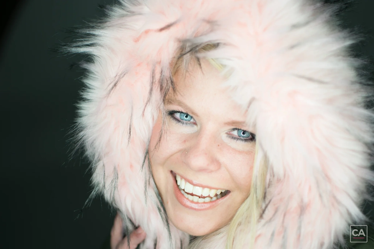 Portrait mit heller Fellkapuze