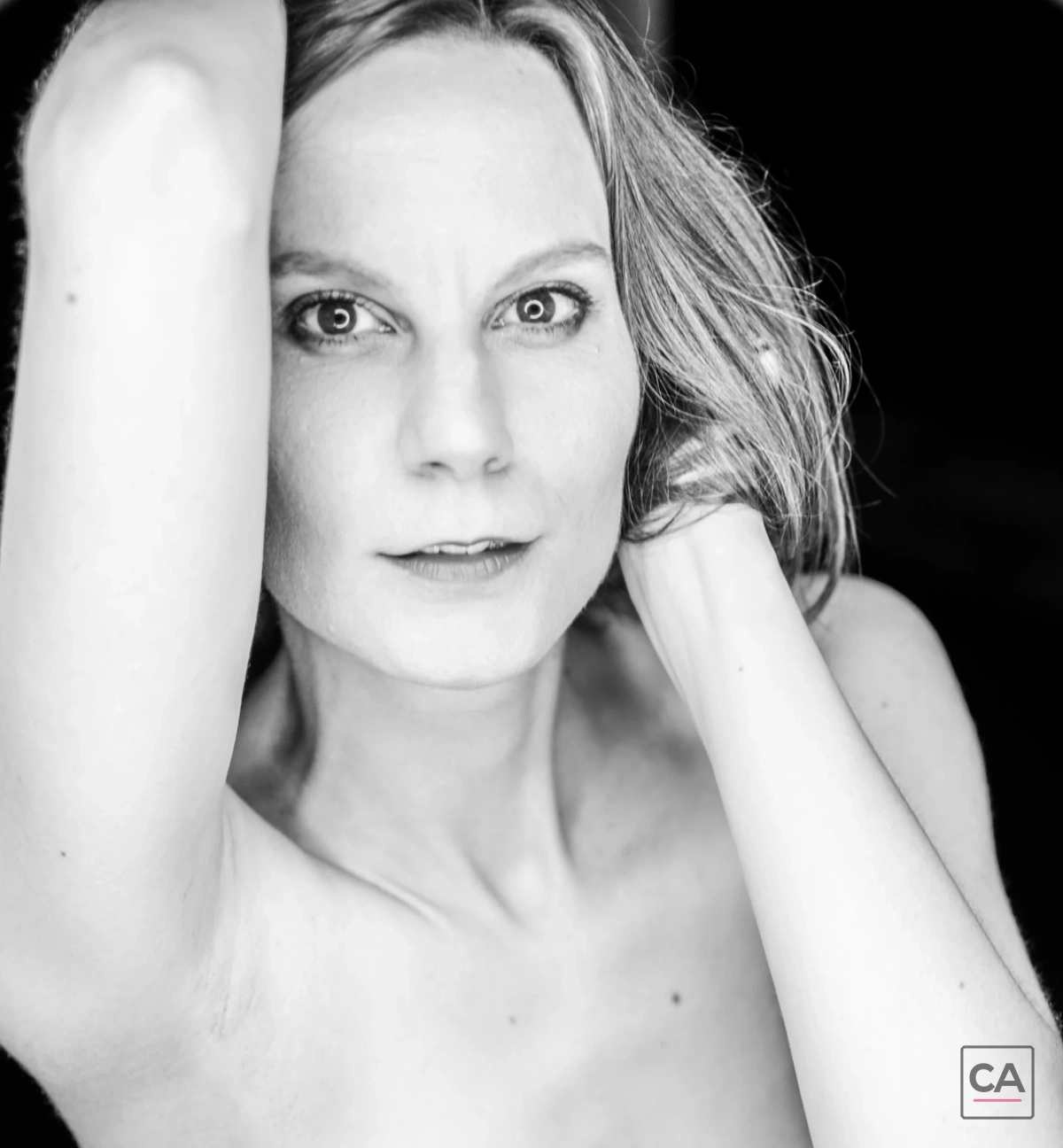 Schwarzweißportrait mit ausdrucksstarkem Blick