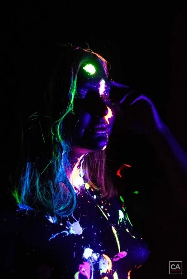 Farbiges UV-Bodypainting im Profil