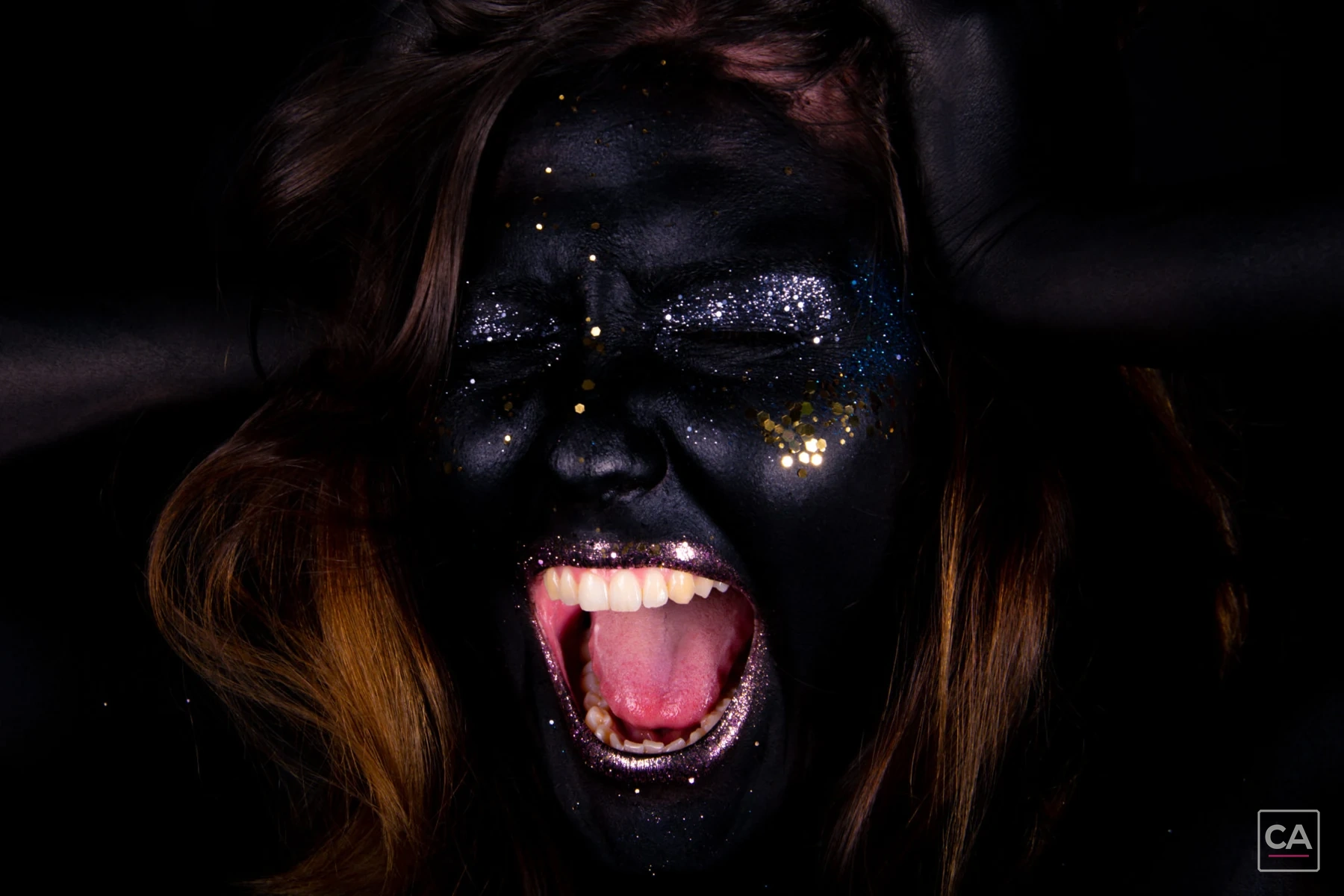 Dunkles Bodypainting-Portrait mit Glitter und schwarzer Farbe