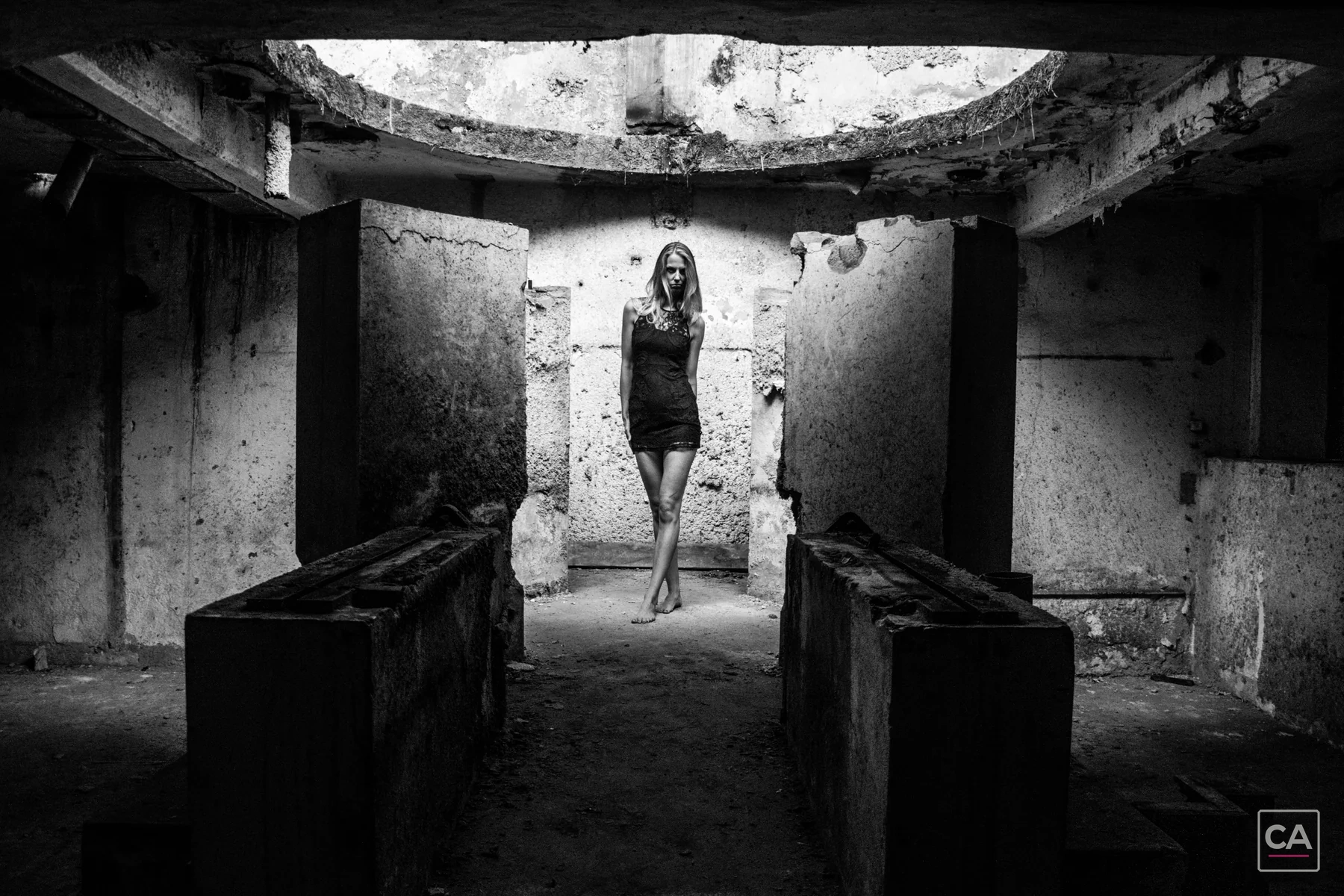 Schwarzweiß-Portrait in einer Ruine