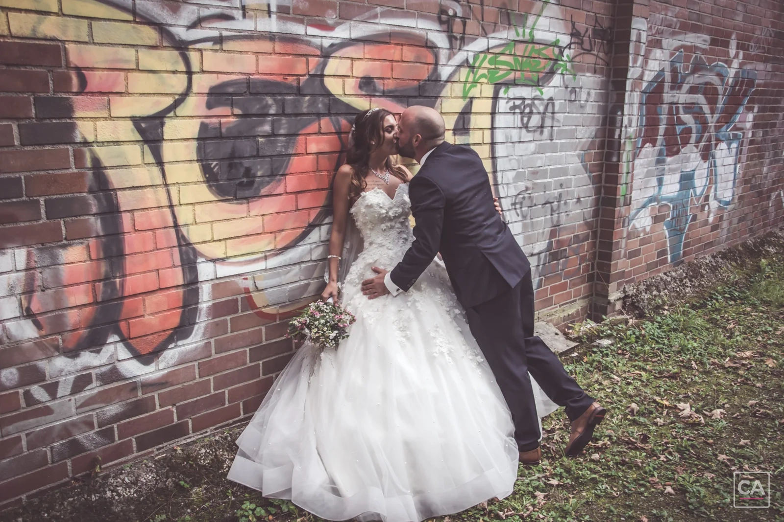Hochzeit vor einer Graffitiwand – Corpus Art